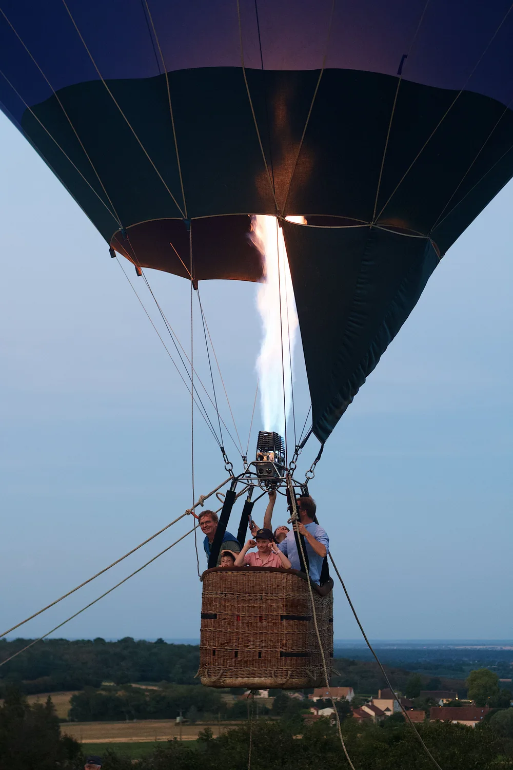 Famille dans la nacelle d’une montgolfière, photographie d’illustration